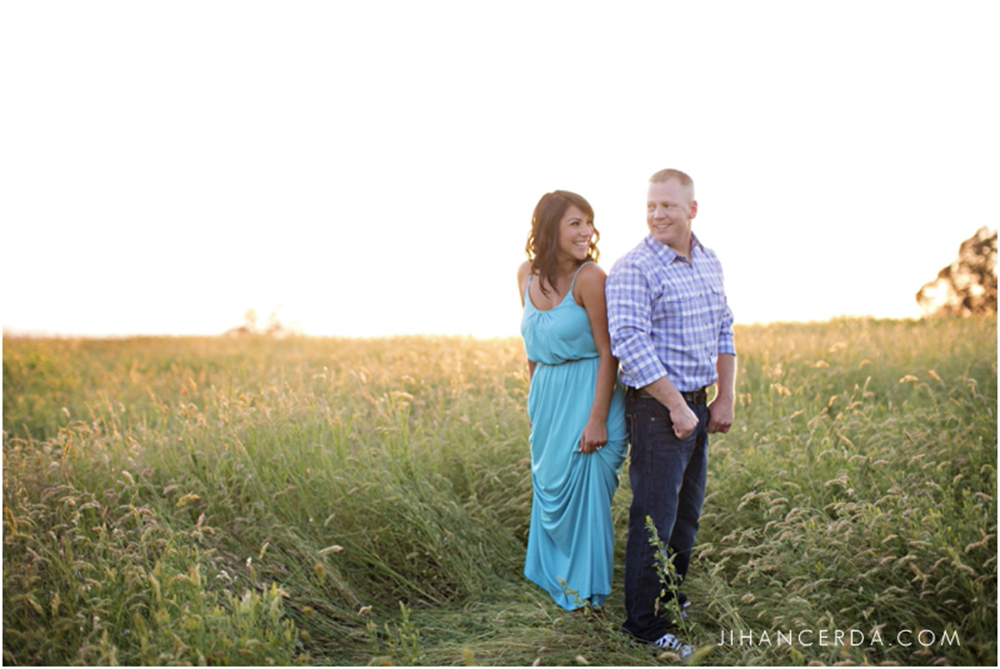 ENGAGEMENT PHOTOS TIPS AND TRENDS WHAT TO WEAR