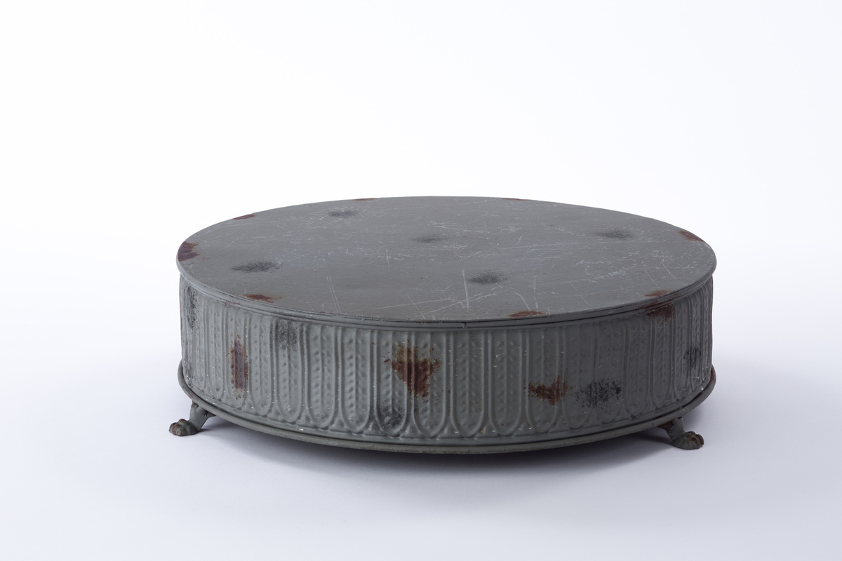 metal cake stand